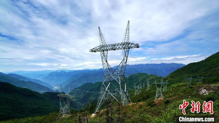 甘蜀改500千伏線路二郎山上的輸電線路鐵塔群?！∽T謝陽 攝