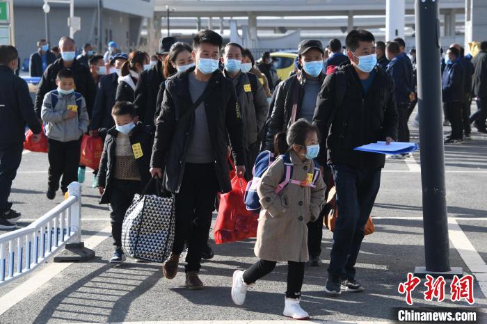 圖為搬遷民眾剛出火車站?！《P 攝