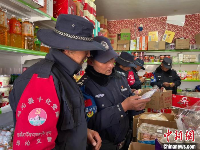 圖為派出所民警和義警對沿街店鋪檢查。　祁繡娟 攝