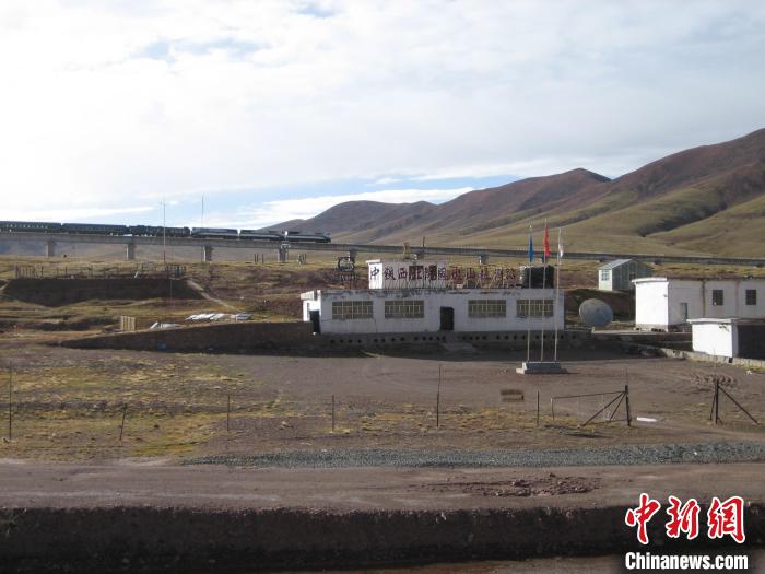 圖為青藏鐵路通車后列車經(jīng)過中鐵西北院風(fēng)火山觀測站。(資料圖) 中鐵西北科學(xué)研究院供圖