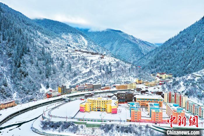 壤塘的雪后美景?！∪捞量h融媒體中心供圖