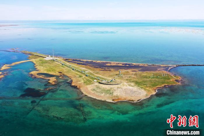 圖為無人機航拍青海湖。　趙海梅 攝