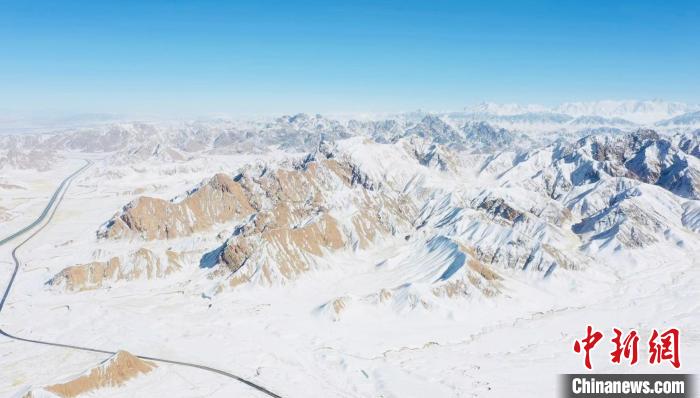 圖為無(wú)人機(jī)航拍高原雪景?！《继m縣融媒體中心供圖