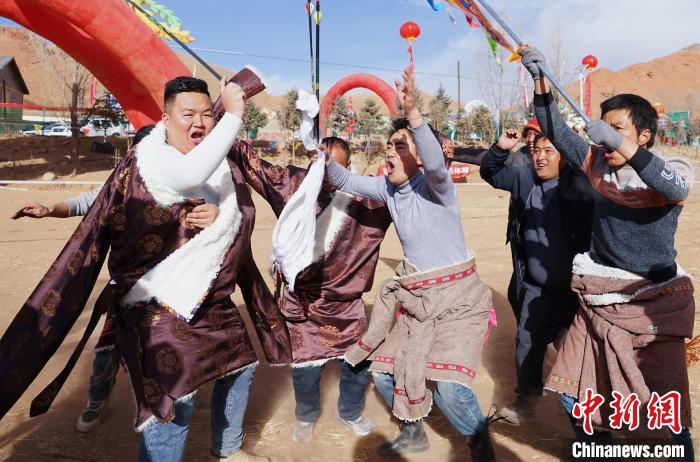 圖為藏族民眾跺腳歡呼慶祝弓箭手射中靶心。　馬銘言 攝