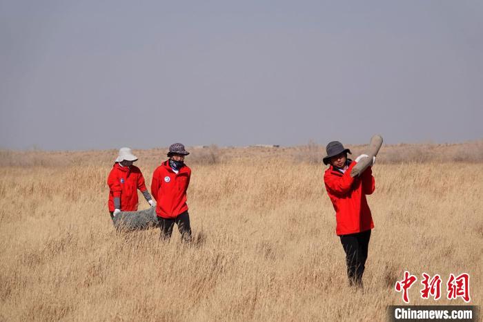 格爾木濕地站建設(shè)過程中，第二次青藏科考中科院空天院分隊(duì)隊(duì)員化身搬運(yùn)工，在高原上開展體力勞動?！?lt;a target='_blank' href='/'><p  align=