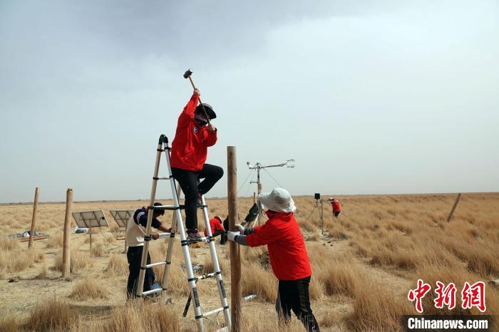 格爾木濕地站建設(shè)過程中，第二次青藏科考中科院空天院分隊(duì)隊(duì)員揮錘安裝防護(hù)欄。　<a target='_blank' href='/'><p  align=