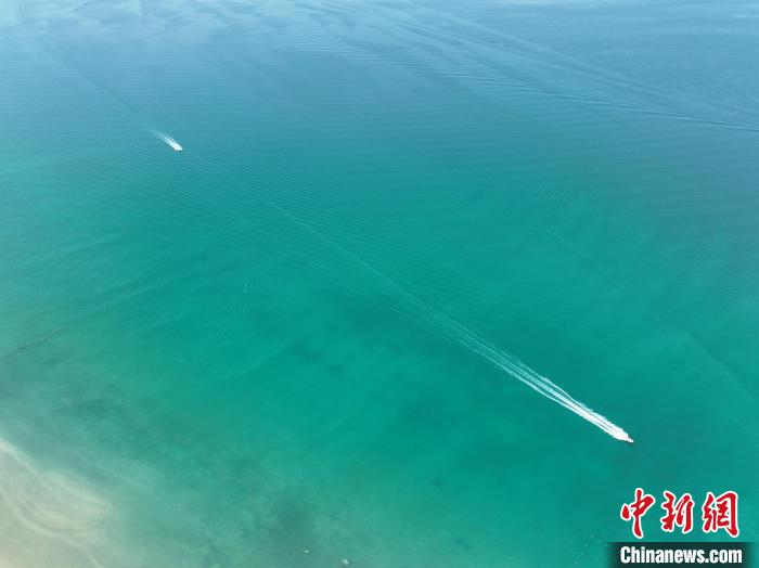 圖為航拍仲夏時節(jié)，青海湖湖水碧波蕩漾?！∑钤鲚?攝