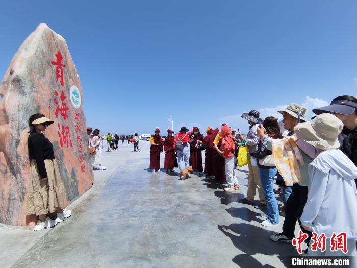 圖為航拍青海湖美景引游客拍照打卡?！∑钤鲚?攝