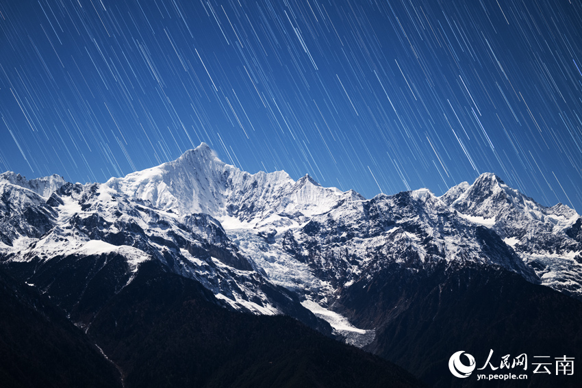 梅里雪山“星河流淌”奇觀。趙一舟攝