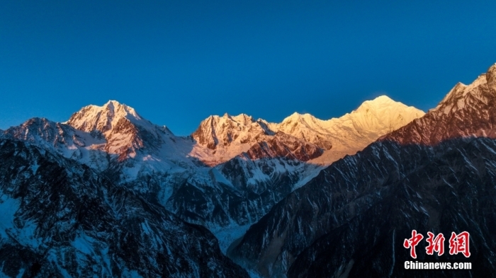 圖為2月1日，清晨陽光照在貢嘎雪山上，出現(xiàn)“日照金山”景觀。(無人機照片)<a target='_blank' href='/'><p  align=