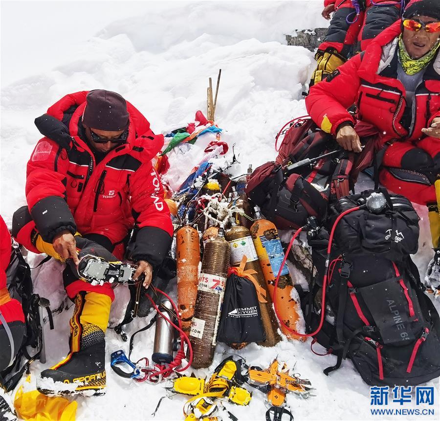 （2020珠峰高程測(cè)量）（2）珠峰高程測(cè)量登山隊(duì)撤回前進(jìn)營(yíng)地 登頂日期將再調(diào)整