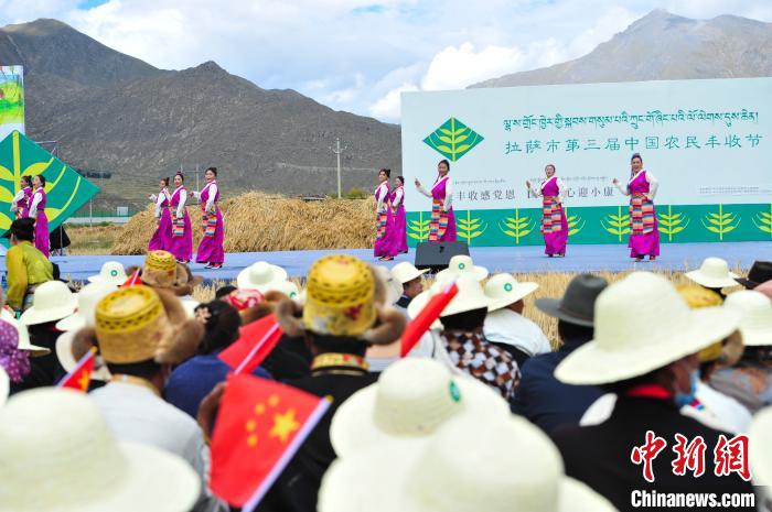 圖為農(nóng)牧民在欣賞文藝表演。　張偉 攝