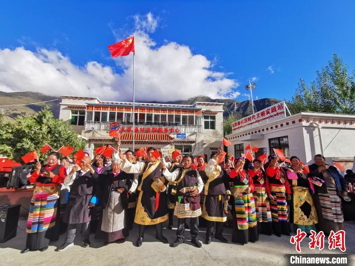 圖為林芝朗縣洞嘎鎮(zhèn)扎西塘村村民表達(dá)對(duì)祖國(guó)的祝福?！×种ナ形麄鞑?供圖