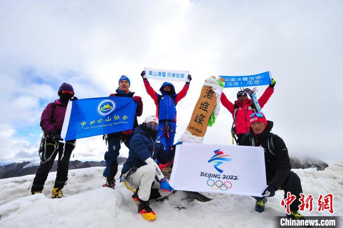 圖為5日，登山者在洛堆峰頂合影?！垈?攝