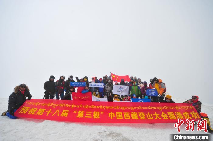 圖為5日，登山者在洛堆峰頂合影?！垈?攝