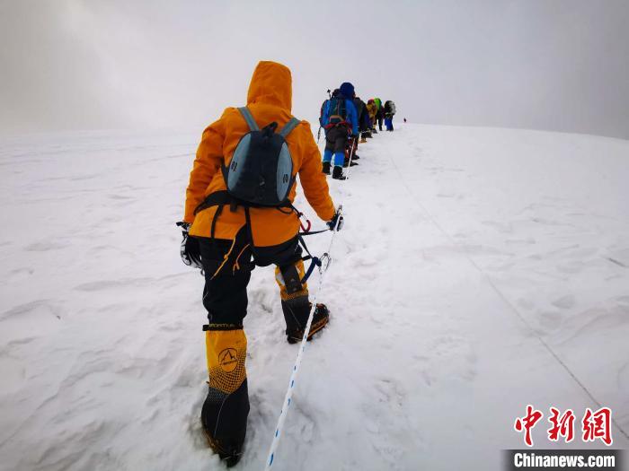 圖為5日，登山者在攀登洛堆峰途中。　張偉 攝