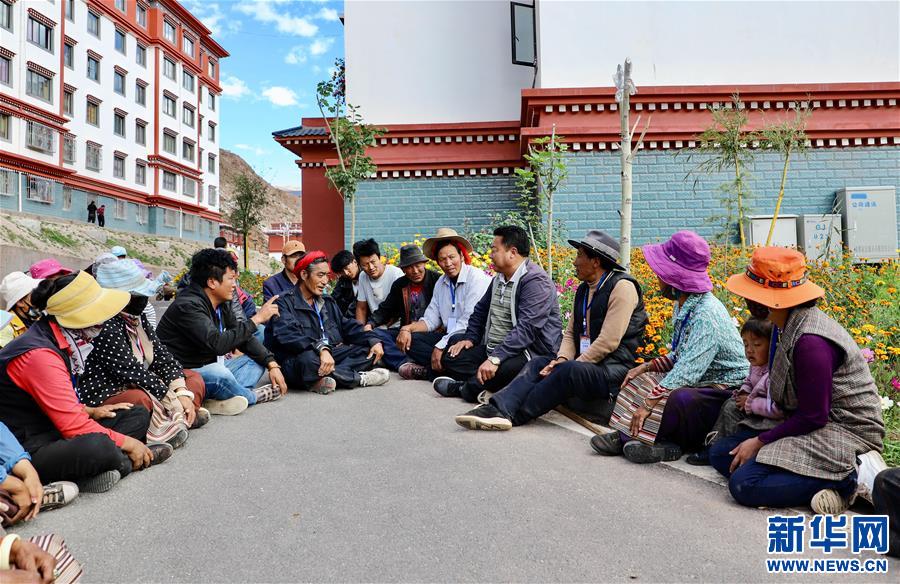 （西藏昌都解放70周年·圖文互動）（1）“群眾搬出來住安穩(wěn)了，我就踏實了?！薄痪€扶貧干部赤列旺堆的心里話