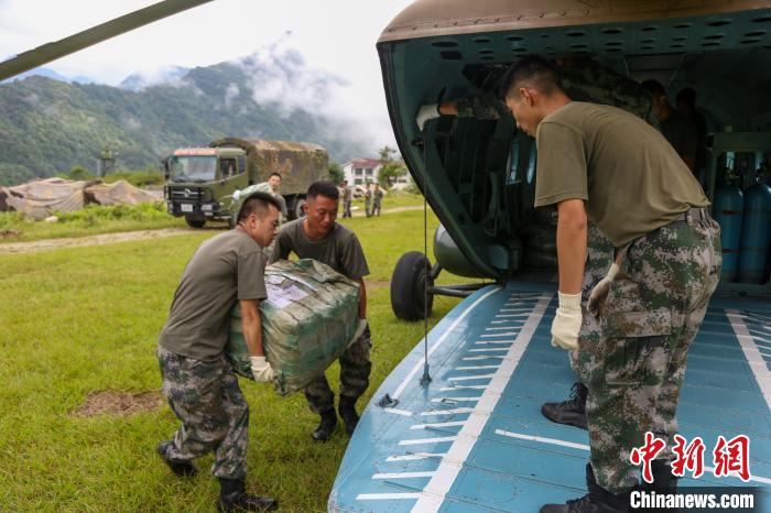 西藏軍區(qū)：飛躍雪山峽谷將過冬物資運抵邊防哨卡