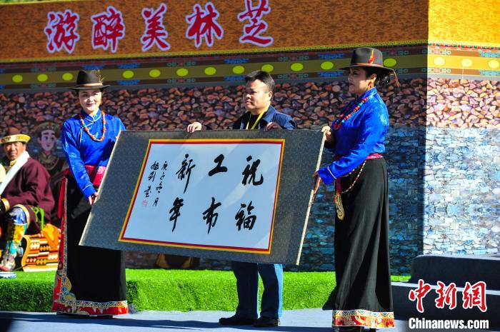 圖為14日，當(dāng)?shù)孛癖娛謱懝げ夹履曩R詞?！垈?攝