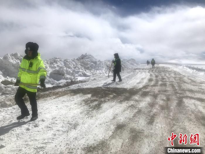 資料圖為，西藏安多交警在唐古拉山埡口除冰作業(yè)。西藏安多縣公安局 供圖