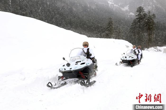 圖為雪地摩托車開路?！⊙鸩?攝