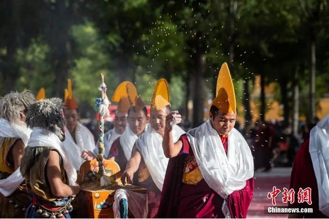 資料圖：扎什倫布寺跳神活動結(jié)束后，僧眾依次拋撒“切瑪”盒中的青稞祈福。<a target='_blank' ><p  align=