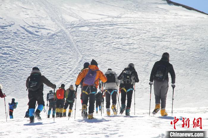 圖為2019年，普通民眾在洛堆峰體驗登雪山活動。資料圖 趙朗 攝