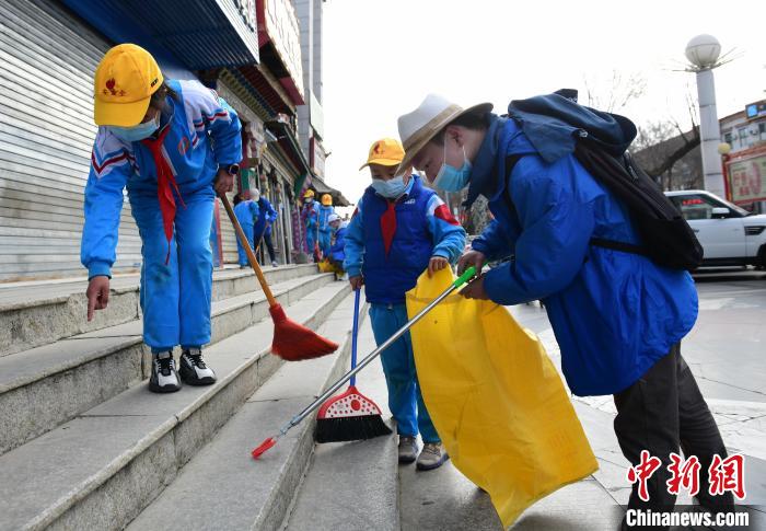 圖為拉薩市小學(xué)生打掃街道?！∝暩聛硭?攝