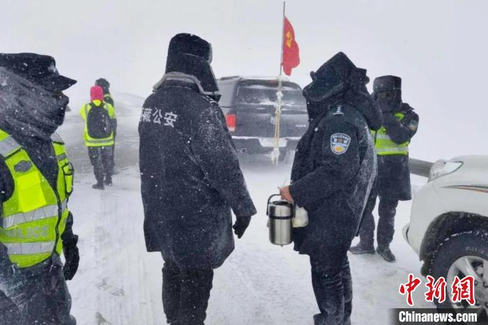 強(qiáng)降雪后，西藏安多縣警方在國道109線唐古拉山段開展除雪保通工作?！“捕嗫h公安局 供圖 攝