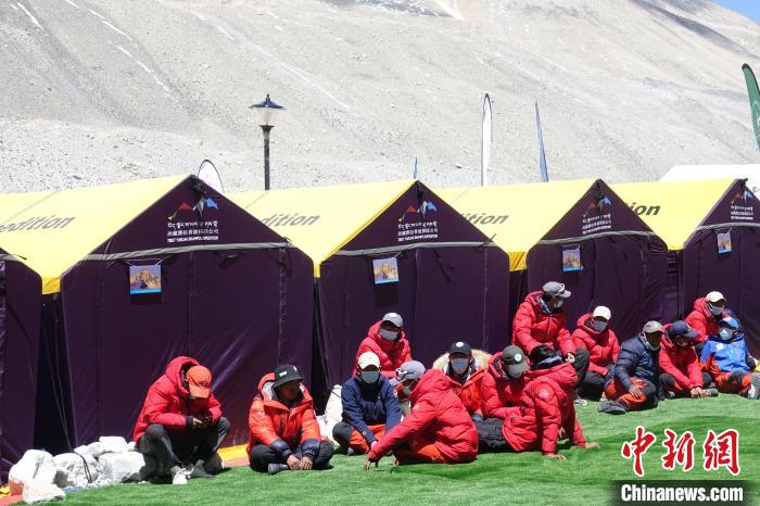 5月9日，登山隊(duì)員在珠峰北坡登山大本營(yíng)歇息?！∪轿木?攝