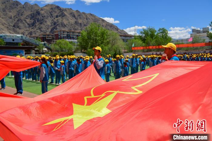 圖為拉薩市堆龍德慶區(qū)堆龍姜昆黃小勇希望小學(xué)學(xué)生在操場入隊儀式?！∝暩聛硭?攝