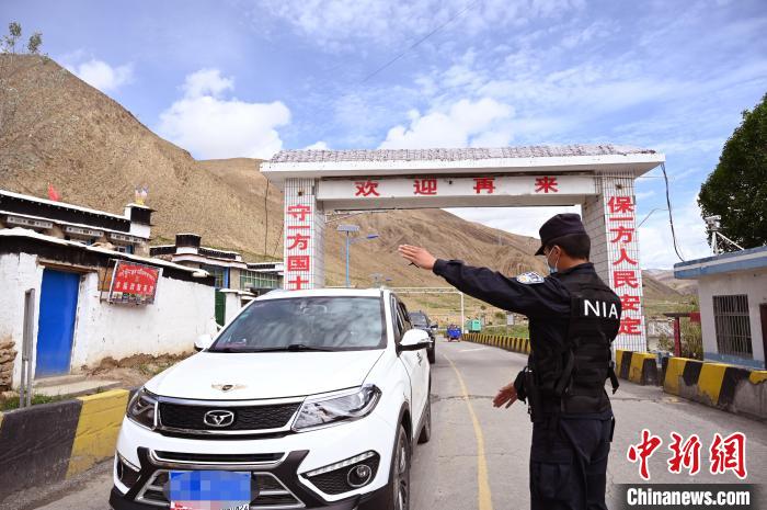 圖為移民管理警察示意司機(jī)停車(chē)接受檢查?！≮w朗 攝