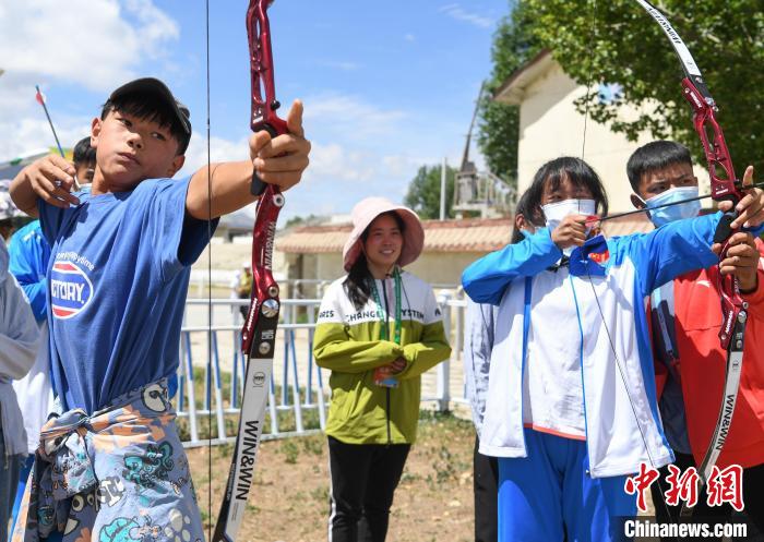 圖為西藏自治區(qū)拉薩市賽馬場內學生在體驗“工布響箭”項目?！∝暩聛硭?攝