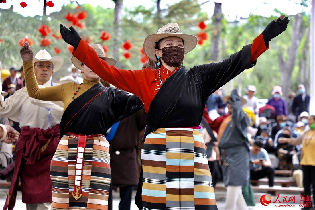 拉薩市民在宗角祿康公園跳鍋莊舞。人民網(wǎng) 次仁羅布攝