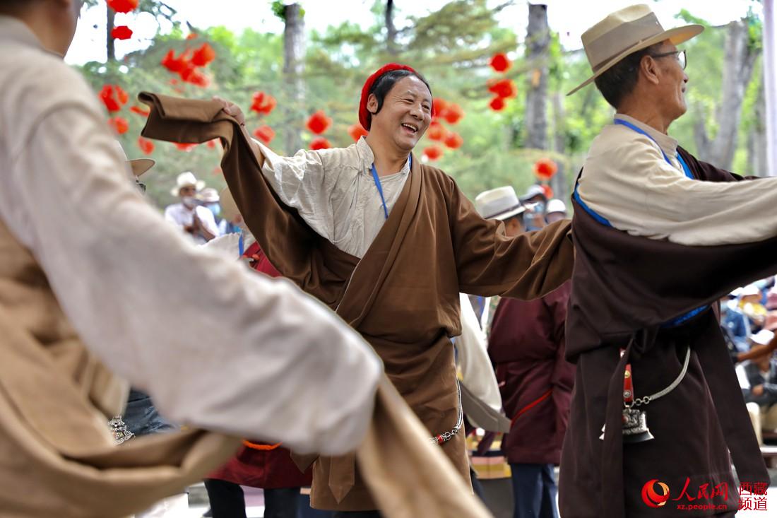 拉薩市民在宗角祿康公園跳鍋莊舞。人民網(wǎng) 次仁羅布攝