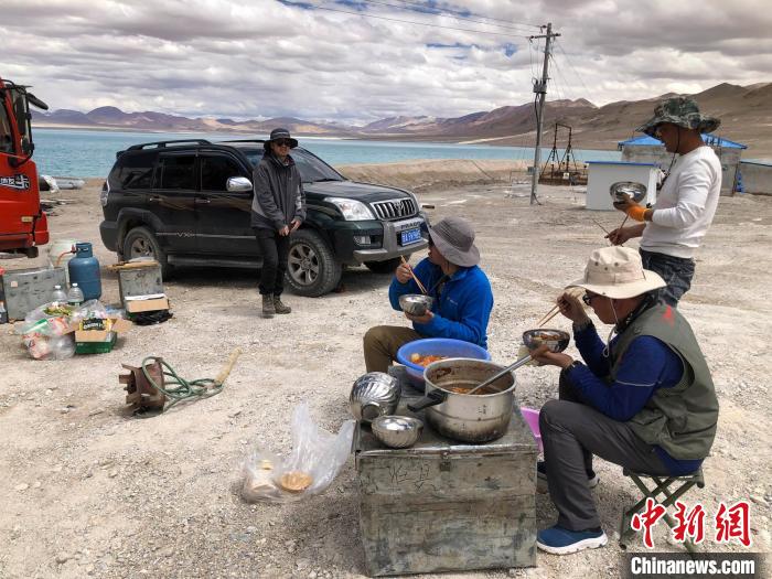 在“世界屋脊”上作業(yè)，中國科考隊(duì)員衣、食、住、行有何特色？