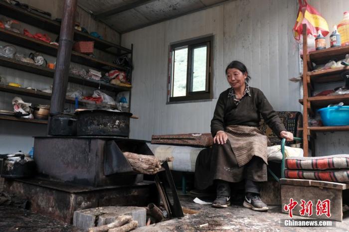 圖為8月6日，“玉麥姐妹”央宗在自家牧場放牧點的小屋里，她傳承了父親的生活習慣，喜歡待在牧場。 <a target='_blank' ></p><p  align=