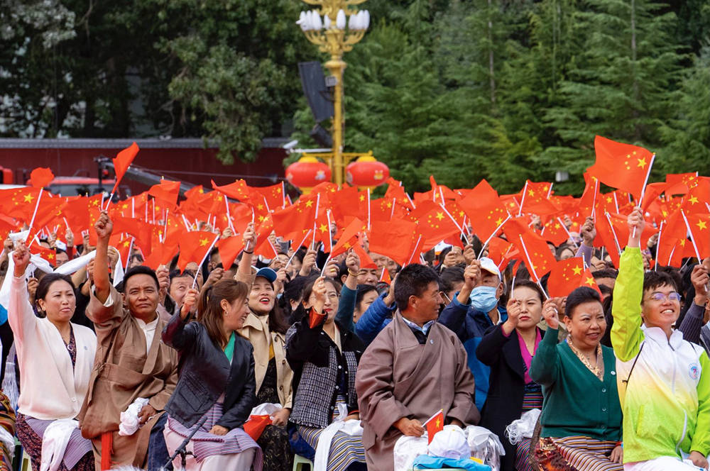 8月19日10時(shí)，慶祝西藏和平解放70周年大會(huì)在拉薩市布達(dá)拉宮廣場(chǎng)隆重舉行。徐馭堯 攝