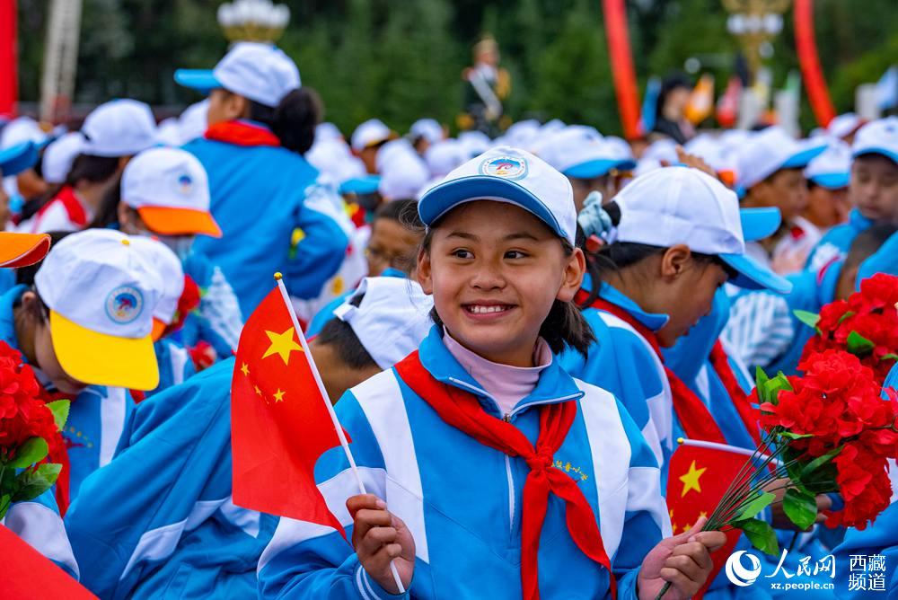 8月19日10時(shí)，慶祝西藏和平解放70周年大會(huì)在拉薩市布達(dá)拉宮廣場(chǎng)隆重舉行。徐馭堯 攝