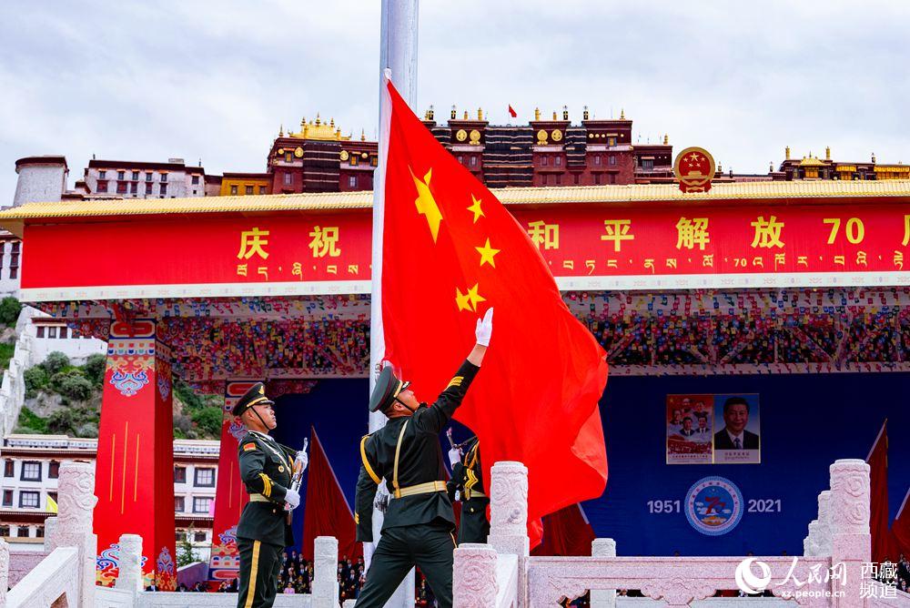 8月19日10時(shí)，慶祝西藏和平解放70周年大會(huì)在拉薩市布達(dá)拉宮廣場(chǎng)隆重舉行。這是大會(huì)舉行升旗儀式。徐馭堯 攝