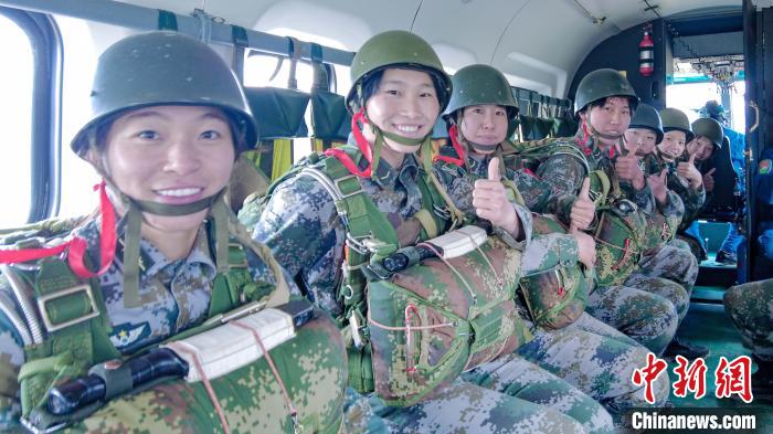 圖為女兵們在直升機上準備跳傘?！⊥跏鰱| 攝