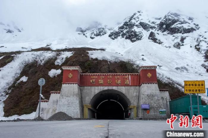 墨脫公路控制性工程——嘎隆拉隧道。上方為嘎隆拉雪山，曾是進(jìn)入墨脫最大的“攔路虎”。