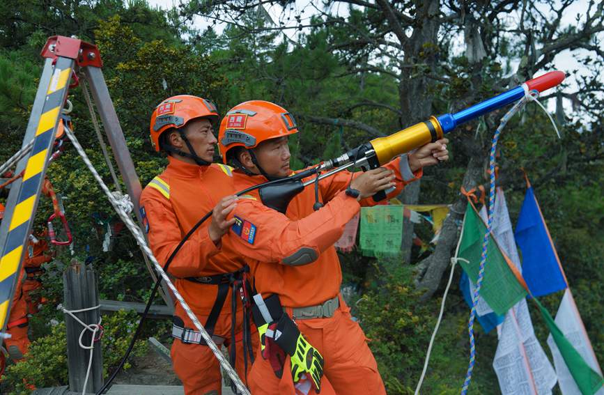 發(fā)射拋投器 。西繞拉翁攝