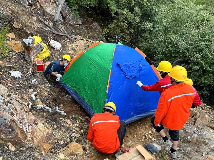 9月15日，電力施工人員正在施工點(diǎn)附近搭建暫居帳篷。白瑪多吉攝