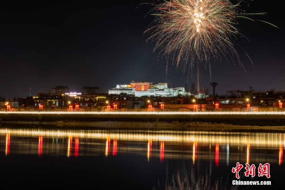 資料圖為2022年3月1日，拉薩迎來藏歷新年“古突夜”，煙花與被燈光照亮的布達(dá)拉宮交相輝映。 <a target='_blank' href='/'><p  align=