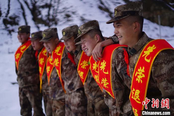 退伍老兵合照留念。　西藏山南軍分區(qū)某團(tuán)供圖