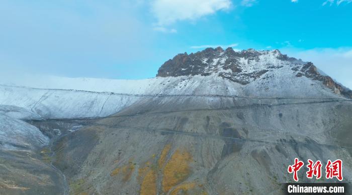 圖為邊壩縣降雪時(shí)夏貢拉山段路況?！∵厜慰h融媒體中心供圖