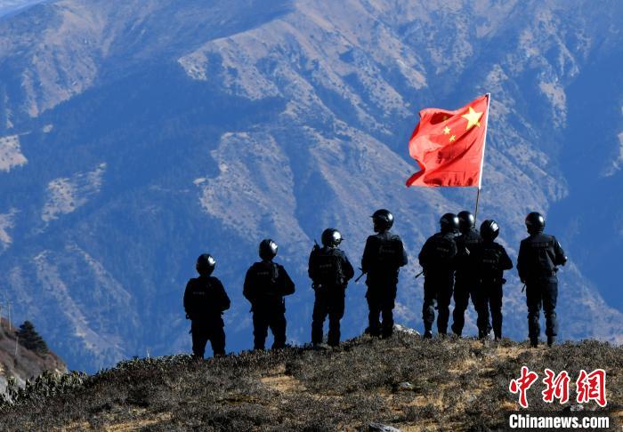 1月6日，移民警察在執(zhí)勤?！±盍?攝