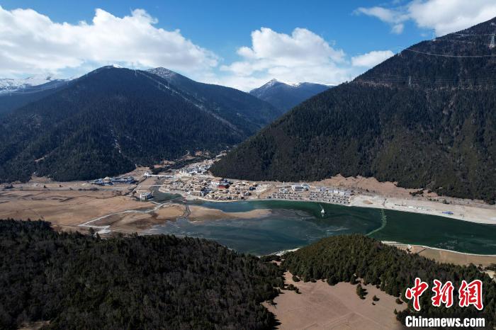 2月17日，西藏林芝魯朗小鎮(zhèn)。(無人機(jī)照片) 李林 攝