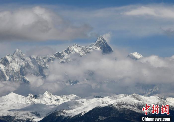 2月17日，西藏林芝色季拉山觀景臺拍到的南迦巴瓦峰?！±盍?攝